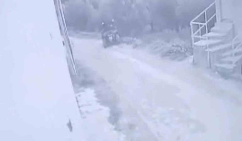 BURSA’DA PATİKA YOLDA SEYİR HALİNDEYKEN BİR ANDA TARLAYA UÇAN ATV SÜRÜCÜSÜ AĞIR YARALANDI. KAZA ANI, SANİYE SANİYE GÜVENLİK KAMERASINA YANSIDI.