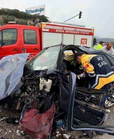 BURSA-YALOVA KARAYOLU ORHANGAZİ KÜÇÜK SANAYİ SİTESİ KAVŞAĞI’NDA MEYDANA GELEN TRAFİK KAZASINDA OTOMOBİL SÜRÜCÜSÜ İLE ARAÇTA BULUNAN 13 YAŞINDAKİ ÇOCUK YARALANDI. OTOMOBİL İÇERİSİNDE SIKIŞAN SÜRÜCÜ, İTFAİYE EKİPLERİNİN ÇALIŞMASIYLA KURTARILDI.