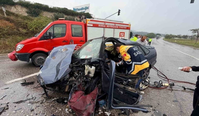BURSA-YALOVA KARAYOLU ORHANGAZİ KÜÇÜK SANAYİ SİTESİ KAVŞAĞI’NDA MEYDANA GELEN TRAFİK KAZASINDA OTOMOBİL SÜRÜCÜSÜ İLE ARAÇTA BULUNAN 13 YAŞINDAKİ ÇOCUK YARALANDI. OTOMOBİL İÇERİSİNDE SIKIŞAN SÜRÜCÜ, İTFAİYE EKİPLERİNİN ÇALIŞMASIYLA KURTARILDI.
