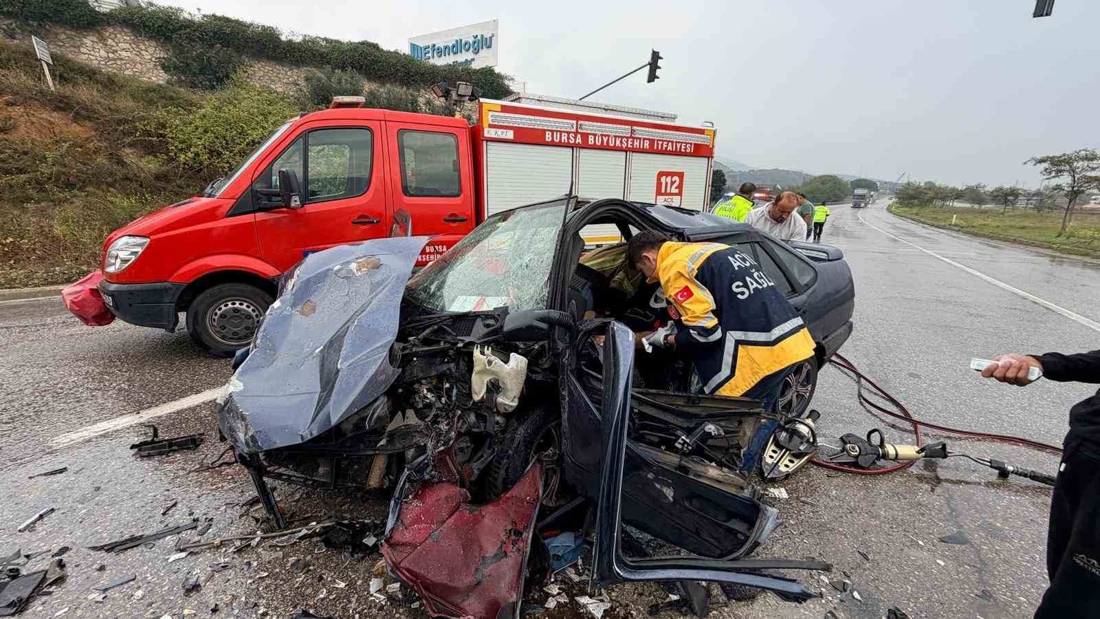 BURSA-YALOVA KARAYOLU ORHANGAZİ KÜÇÜK SANAYİ SİTESİ KAVŞAĞI’NDA MEYDANA GELEN TRAFİK KAZASINDA OTOMOBİL SÜRÜCÜSÜ İLE ARAÇTA BULUNAN 13 YAŞINDAKİ ÇOCUK YARALANDI. OTOMOBİL İÇERİSİNDE SIKIŞAN SÜRÜCÜ, İTFAİYE EKİPLERİNİN ÇALIŞMASIYLA KURTARILDI.
