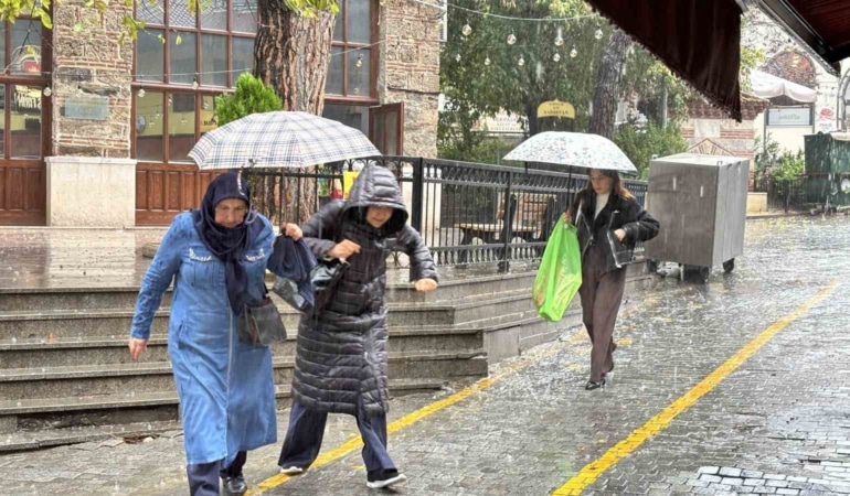 BURSA’DA YAĞMUR ETKİSİNİ GÖSTERMEYE BAŞLADI