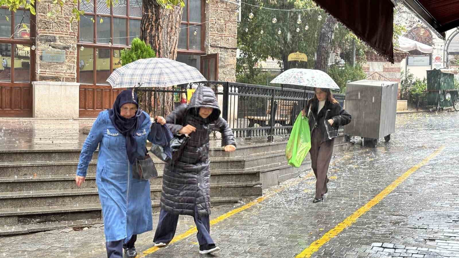 BURSA’DA YAĞMUR ETKİSİNİ GÖSTERMEYE BAŞLADI