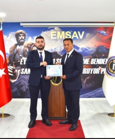 EMNİYET TEŞKİLATI VAZİFE MALULÜ VE ŞEHİT AİLELERİ VAKFI (EMŞAV) MARMARA BÖLGE BAŞKANLIĞI GÖREVİNE İBRAHİM HAKKI YILDIRIM ATANDI. GÖREVİ MEHMET GÜL’DEN DEVRALAN YILDIRIM, MAZBATASINI EMŞAV GENEL BAŞKANI ABDURRAHMAN YILMAZ’IN ELİNDEN ALARAK RESMİ OLARAK GÖREVİNE BAŞLADI.