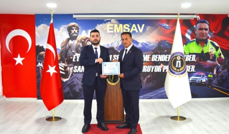 EMNİYET TEŞKİLATI VAZİFE MALULÜ VE ŞEHİT AİLELERİ VAKFI (EMŞAV) MARMARA BÖLGE BAŞKANLIĞI GÖREVİNE İBRAHİM HAKKI YILDIRIM ATANDI. GÖREVİ MEHMET GÜL’DEN DEVRALAN YILDIRIM, MAZBATASINI EMŞAV GENEL BAŞKANI ABDURRAHMAN YILMAZ’IN ELİNDEN ALARAK RESMİ OLARAK GÖREVİNE BAŞLADI.