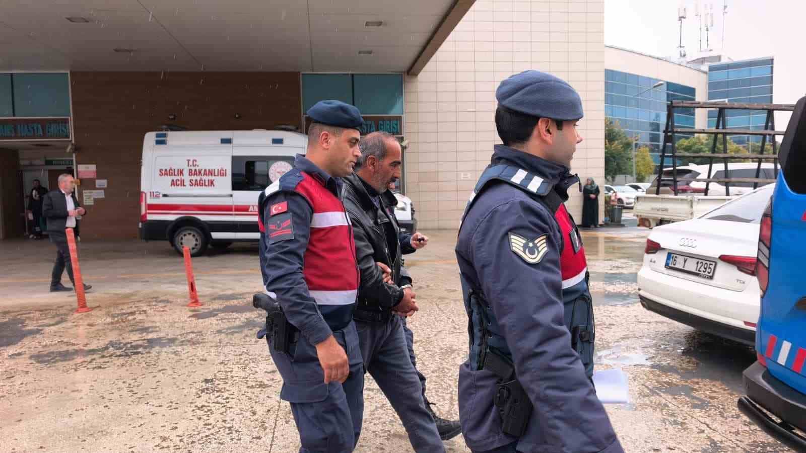 BURSA’NIN İNEGÖL İLÇESİNDE BİR EVDEN YAKLAŞIK 2 MİLYON TL DEĞERİNDEKİ ALTINLARI ÇALDIĞI İDDİA EDİLEN 60 YAŞINDAKİ ŞÜPHELİ, JANDARMA EKİPLERİNİN ÇALIŞMASI SONUCU YAKALANDI.