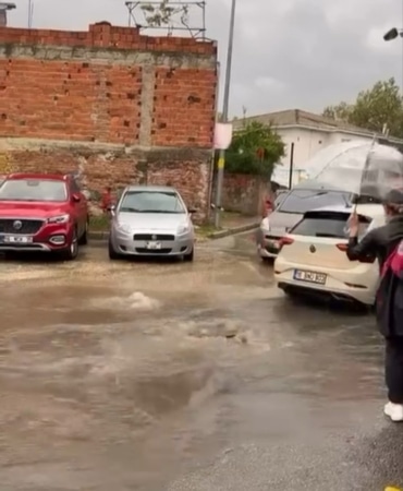 BURSA’DA ETKİLİ OLAN ŞİDDETLİ SAĞANAK YAĞIŞIN ARDINDAN PAZAR YERLERİ VE SOKAKLARDA SU BİRİKİNTİLERİ OLUŞTU. YOLLARIN SULAR ALTINDA KALDIĞI KENTTE, YAĞIŞIN ARDINDAN ORTAYA ÇIKAN GÖRÜNTÜLER DİKKAT ÇEKTİ.