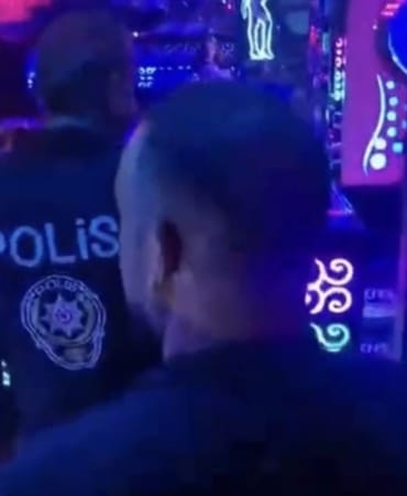 BURSA'DA POLİS EKİPLERİ TARAFINDAN 4 İLÇEDE UMUMA AÇIK İŞ YERLERİNE YÖNELİK DÜZENLENEN DENETİMLERDE 20 İŞLETME KONTROL EDİLİRKEN, 700 KİŞİNİN UYAP SORGULAMASI YAPILDI.