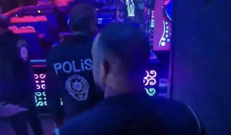 BURSA'DA POLİS EKİPLERİ TARAFINDAN 4 İLÇEDE UMUMA AÇIK İŞ YERLERİNE YÖNELİK DÜZENLENEN DENETİMLERDE 20 İŞLETME KONTROL EDİLİRKEN, 700 KİŞİNİN UYAP SORGULAMASI YAPILDI.