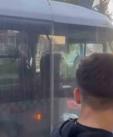 ŞOFÖRLER ARASINDA YOL TARTIŞMASI KAMERADA