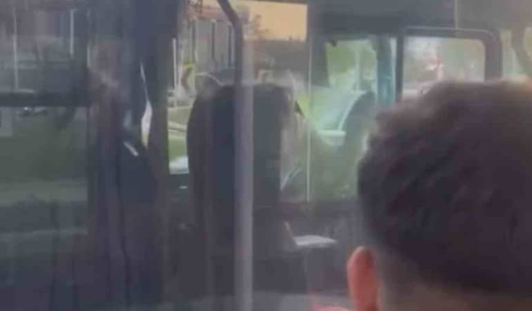 ŞOFÖRLER ARASINDA YOL TARTIŞMASI KAMERADA