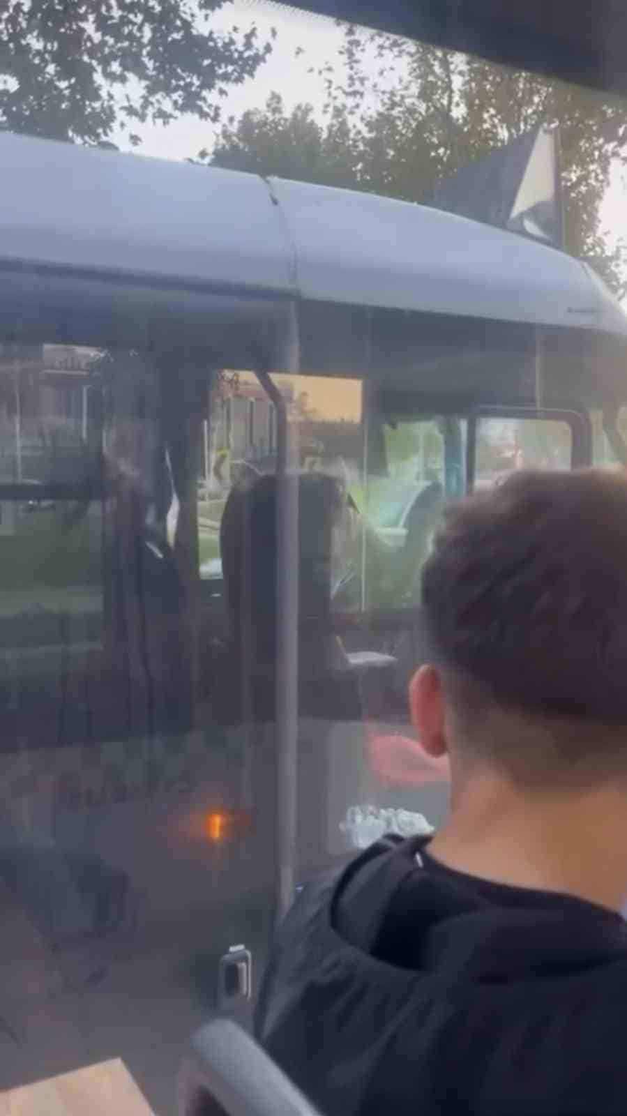 ŞOFÖRLER ARASINDA YOL TARTIŞMASI KAMERADA