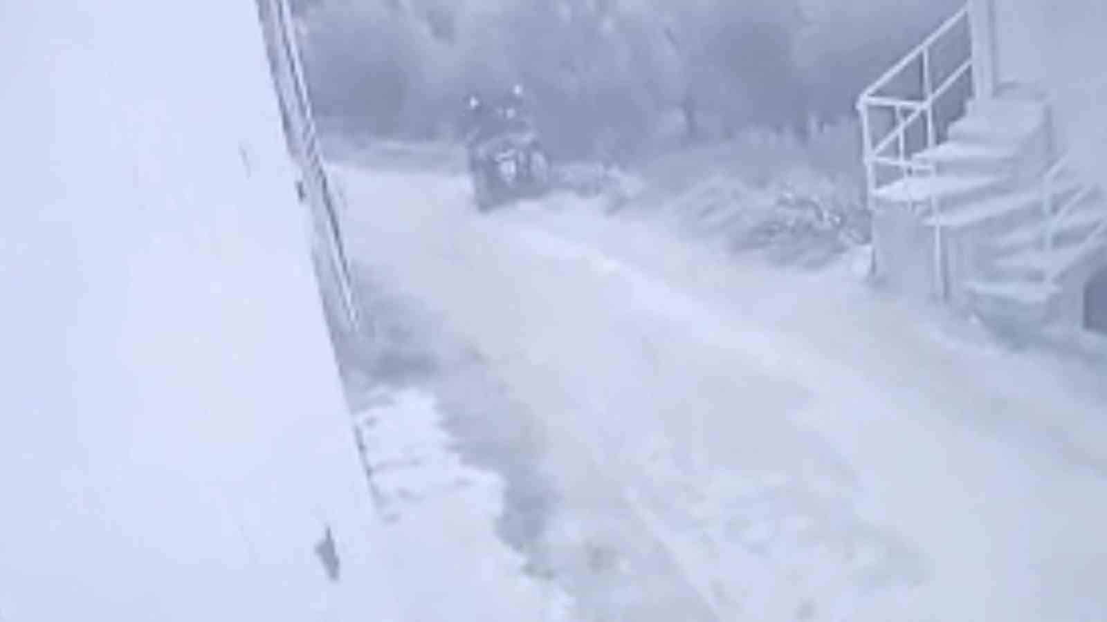 BURSA'DA PATİKA YOLDA SEYİR HALİNDEYKEN BİR ANDA TARLAYA UÇAN ATV SÜRÜCÜSÜ AĞIR YARALANDI. KAZA ANI, SANİYE SANİYE GÜVENLİK KAMERASINA YANSIRKEN, 30 YAŞINDAKİ ADAM KALDIRILDIĞI HASTANEDE YAŞAM SAVAŞINI KAYBETTİ.