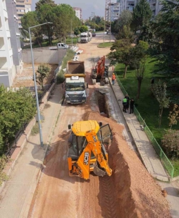 BURSA BÜYÜKŞEHİR BELEDİYESİ, KIŞ AYLARI ÖNCESİNDE OLASI RİSKLERİN ÖNÜNE GEÇMEK AMACIYLA YILDIRIM’IN 75. YIL MAHALLESİ’NDE YENİ YAĞMUR SUYU HATTI İMALATI YAPIYOR.