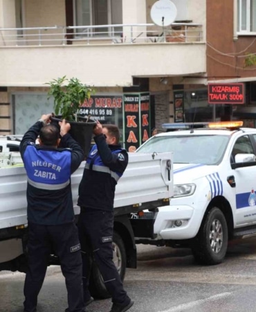 NİLÜFER BELEDİYESİ EKİPLERİ; YAYA, BİSİKLET VE ENGELLİ YOLLARINI KAPATAN TABELA, DUBA VE REKLAM PANOLARINI SABAH SAATLERİNDE DÜZENLEDİĞİ DENETİMLE KALDIRDI.