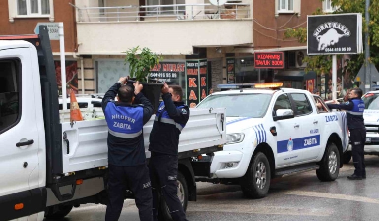 NİLÜFER BELEDİYESİ EKİPLERİ; YAYA, BİSİKLET VE ENGELLİ YOLLARINI KAPATAN TABELA, DUBA VE REKLAM PANOLARINI SABAH SAATLERİNDE DÜZENLEDİĞİ DENETİMLE KALDIRDI.
