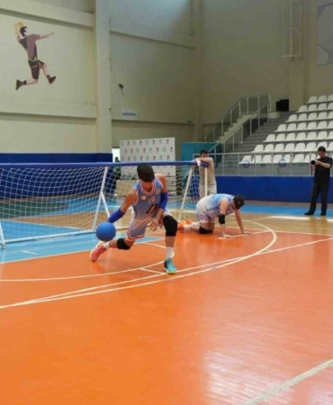 BURSA’DA 15 EKİM DÜNYA BEYAZ BASTON GÖRME ENGELLİLER GÜNÜ DOLAYISIYLA DÜZENLENEN FARKINDALIK ETKİNLİĞİNDE, FİNAL SPOR OYUNCULARI GÖZLERİNİ KAPATARAK GOALBALL OYNADI. GÖRME ENGELLİ SPORCULARLA AYNI SAHAYI PAYLAŞAN BASKETBOLCULAR, ONLARIN DÜNYASINI DAHA YAKINDAN ANLAMAYA ÇALIŞIRKEN, MÜCADELEDE DOSTLUK VE DAYANIŞMA ÖN PLANA ÇIKTI.