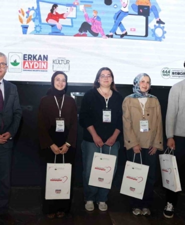 GENÇLERİN DÜŞÜNCELERİNİ ÖZGÜRCE PAYLAŞABİLECEKLERİ VE HAYATA GEÇİRİLEBİLİR PROJELER GELİŞTİREBİLECEKLERİ ORTAMLAR OLUŞTURAN OSMANGAZİ BELEDİYESİ’NİN DÜZENLEDİĞİ HACKATHON KAPSAMINDA 54 GENÇ, 20 SAAT BOYUNCA KENTİN GELECEĞİNE YÖNELİK YENİLİKÇİ PROJELER ORTAYA KOYDU. 13 TAKIMIN YARIŞTIĞI ORGANİZASYONDA ‘KENT ELÇİLERİ’ PROJESİ BİRİNCİLİK ÖDÜLÜNÜ KAZANDI.