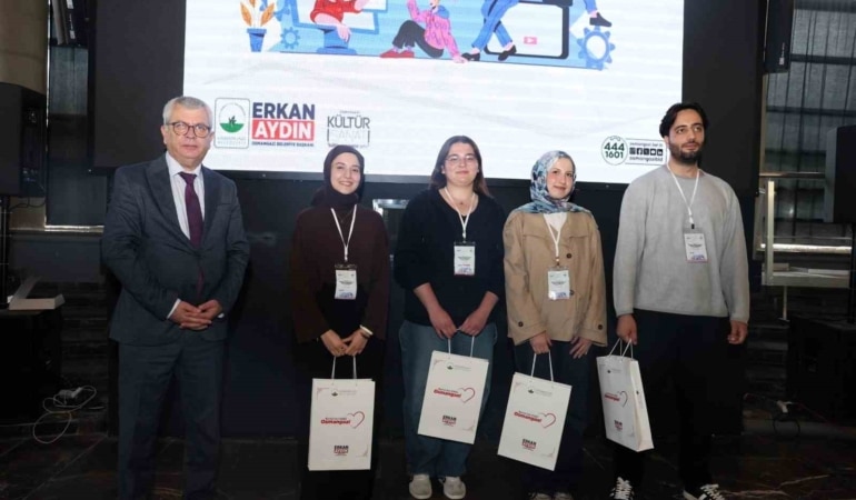 GENÇLERİN DÜŞÜNCELERİNİ ÖZGÜRCE PAYLAŞABİLECEKLERİ VE HAYATA GEÇİRİLEBİLİR PROJELER GELİŞTİREBİLECEKLERİ ORTAMLAR OLUŞTURAN OSMANGAZİ BELEDİYESİ’NİN DÜZENLEDİĞİ HACKATHON KAPSAMINDA 54 GENÇ, 20 SAAT BOYUNCA KENTİN GELECEĞİNE YÖNELİK YENİLİKÇİ PROJELER ORTAYA KOYDU. 13 TAKIMIN YARIŞTIĞI ORGANİZASYONDA ‘KENT ELÇİLERİ’ PROJESİ BİRİNCİLİK ÖDÜLÜNÜ KAZANDI.