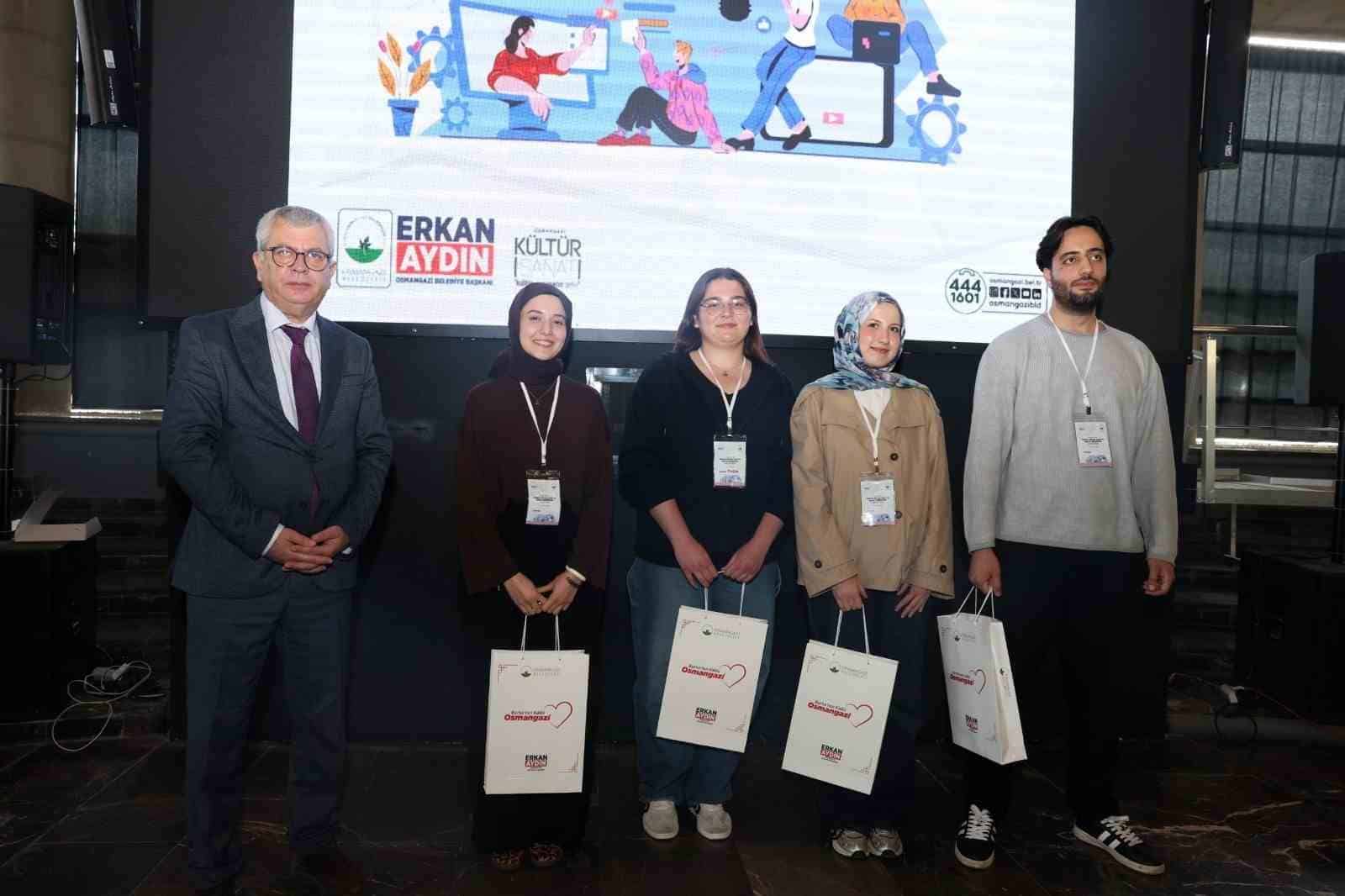 GENÇLERİN DÜŞÜNCELERİNİ ÖZGÜRCE PAYLAŞABİLECEKLERİ VE HAYATA GEÇİRİLEBİLİR PROJELER GELİŞTİREBİLECEKLERİ ORTAMLAR OLUŞTURAN OSMANGAZİ BELEDİYESİ’NİN DÜZENLEDİĞİ HACKATHON KAPSAMINDA 54 GENÇ, 20 SAAT BOYUNCA KENTİN GELECEĞİNE YÖNELİK YENİLİKÇİ PROJELER ORTAYA KOYDU. 13 TAKIMIN YARIŞTIĞI ORGANİZASYONDA ‘KENT ELÇİLERİ’ PROJESİ BİRİNCİLİK ÖDÜLÜNÜ KAZANDI.