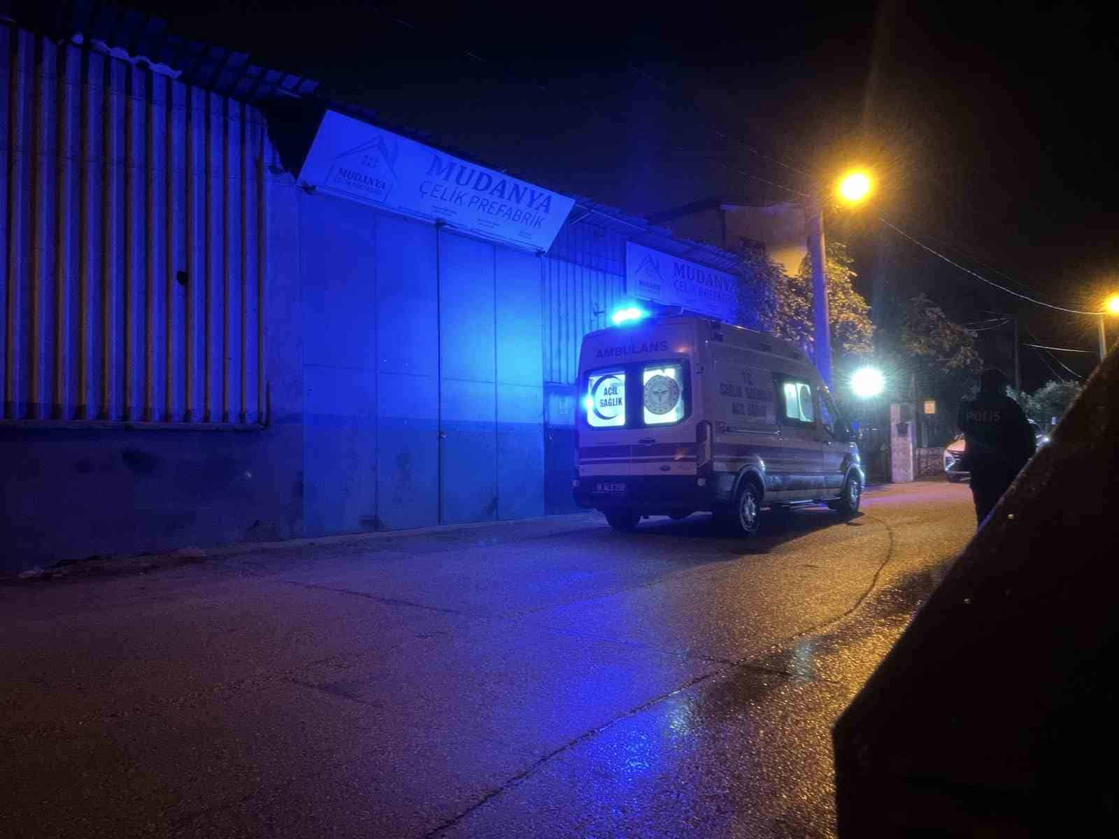 BURSA’DA İŞ YERİNİN ÇATISINDAN DÜŞEN ADAM HAYATINI KAYBETTİ. BABASINDAN HABER ALAMAYAN OĞLU, İŞ YERİNDE ACI MANZARAYLA KARŞILAŞTI.