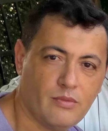BURSA’DA GÖREV YAPAN 45 YAŞINDAKİ SINIF ÖĞRETMENİ SERKAN BUDAK’TAN ACI HABER GELDİ. YILDIRIM İLÇESİNDEKİ ŞEHİT PİYADE ONBAŞI İLKOKULU’NDA GÖREV YAPAN VE 1/D SINIFININ ÖĞRETMENİ OLAN BUDAK, AKCİĞER KANSERİ NEDENİYLE BİR SÜREDİR DEVAM EDEN TEDAVİSİNİN ARDINDAN YAŞAMINI YİTİRDİ.