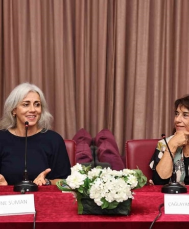 NİLÜFER BELEDİYESİ’NİN DÜZENLEDİĞİ EDEBİ KAZILAR SÖYLEŞİSİNİN KONUĞU DEFNE SUMAN OLDU. SUMAN, KENDİ GENÇLİĞİNDEN İLHAM ALDIĞI ROMANININ YAZIM SÜRECİNİ PAYLAŞARAK, "İŞ KURMACA VE KARAKTER İNŞASINA GELDİĞİNDE BİLMEDİĞİM BİR DÜNYAYI YAZMANIN DAHA KOLAY OLDUĞUNU ANLADIM" DEDİ.