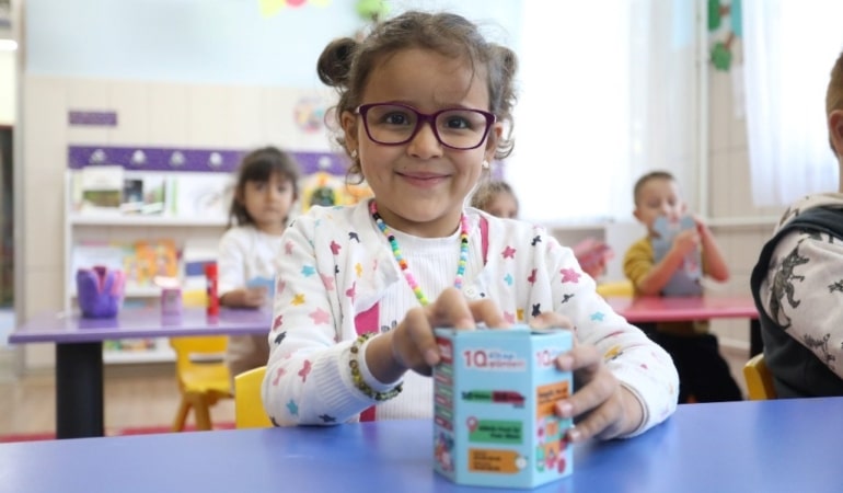 İNEGÖL BELEDİYESİ, 30 EKİM-08 KASIM 2026 TARİHLERİ ARASINDA DÜZENLENECEK 10. KİTAP GÜNLERİ ÖNCESİNDE ANLAMLI BİR ÇALIŞMAYA İMZA ATTI. İLÇEDEKİ TÜM ANAOKULU VE İLKOKULLARA ULAŞTIRILAN 27 BİN KUMBARA İLE ÇOCUKLARIN HEM TASARRUF ALIŞKANLIĞI KAZANMASI HEM DE KİTAPLARINI KENDİ BİRİKTİRDİKLERİ HARÇLIKLARLA ALMASI HEDEFLENİYOR.