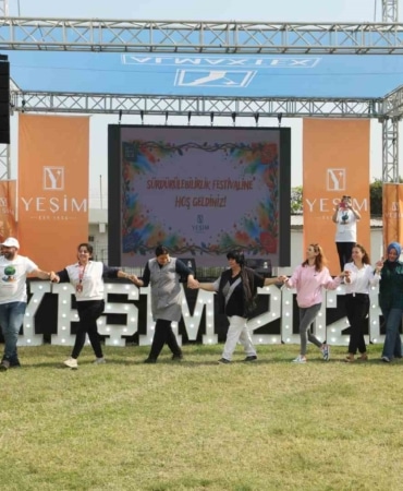 YEŞİM GRUP, HER YIL EYLÜL AYINDA DÜZENLEDİĞİ "SÜRDÜRÜLEBİLİRLİK AYI" ETKİNLİKLERİ KAPSAMINDA ÇALIŞANLARINI SÜRDÜRÜLEBİLİRLİK BİLİNCİ ETRAFINDA BULUŞTURDU. SÖYLEŞİLER, EĞİTİMLER, BELGESEL GÖSTERİMİ, ÖDÜL TÖRENİ, TAKAS ETKİNLİĞİ VE GELİŞİM PROGRAMLARIYLA SÜREN ÇALIŞMALARIN ARDINDAN SÜRDÜRÜLEBİLİRLİK AYI, ALTINCI KEZ DÜZENLENEN SÜRDÜRÜLEBİLİRLİK FESTİVALİ'YLE GÖRKEMLİ BİR FİNALE ULAŞTI.