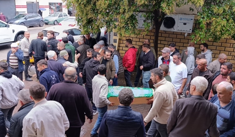 İNEGÖL İLÇESİNDE OTOMOBİLİN ÇARPMASI SONUCU HAYATINI KAYBEDEN 2 YAŞINDAKİ MELİS ÇALIM, BUGÜN DÜZENLENEN CENAZE TÖRENİYLE SON YOLCULUĞUNA UĞURLANDI