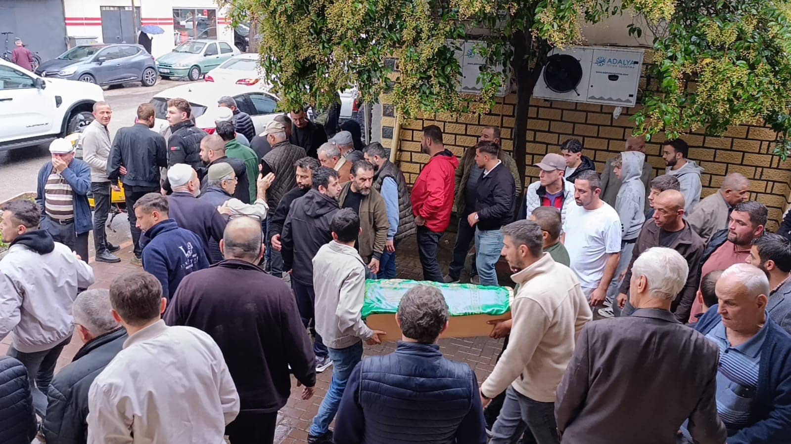 İNEGÖL İLÇESİNDE OTOMOBİLİN ÇARPMASI SONUCU HAYATINI KAYBEDEN 2 YAŞINDAKİ MELİS ÇALIM, BUGÜN DÜZENLENEN CENAZE TÖRENİYLE SON YOLCULUĞUNA UĞURLANDI