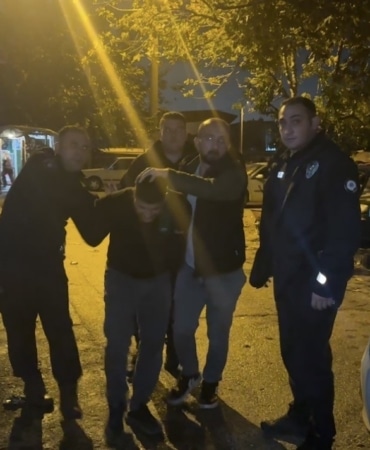 BURSA’DA ‘KASTEN ADEM ÖLDÜRME’ SUÇUNDAN HAKKINDA 15 YIL KESİNLEŞMİŞ HAPİS CEZASI BULUNAN ZANLIYI YAKALAMAK İÇİN OPERASYON DÜZENLEYEN POLİS EKİPLERİ, ŞÜPHELİNİN ARKADAŞININ HAVAYA ATEŞ AÇMASIYLA HAREKETLİ ANLAR YAŞADI. BÖLGEYE SEVK EDİLEN TAKVİYE EKİPLERLE BİRLİKTE 2 ŞAHIS YAKALANDI.