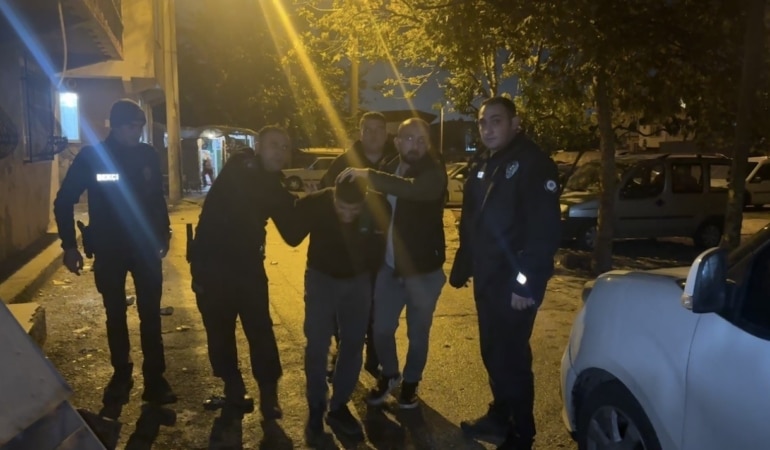 BURSA’DA ‘KASTEN ADEM ÖLDÜRME’ SUÇUNDAN HAKKINDA 15 YIL KESİNLEŞMİŞ HAPİS CEZASI BULUNAN ZANLIYI YAKALAMAK İÇİN OPERASYON DÜZENLEYEN POLİS EKİPLERİ, ŞÜPHELİNİN ARKADAŞININ HAVAYA ATEŞ AÇMASIYLA HAREKETLİ ANLAR YAŞADI. BÖLGEYE SEVK EDİLEN TAKVİYE EKİPLERLE BİRLİKTE 2 ŞAHIS YAKALANDI.