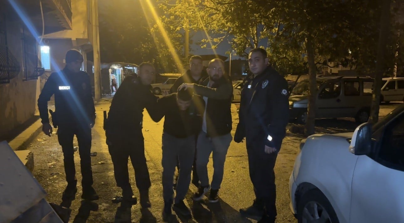 BURSA’DA ‘KASTEN ADEM ÖLDÜRME’ SUÇUNDAN HAKKINDA 15 YIL KESİNLEŞMİŞ HAPİS CEZASI BULUNAN ZANLIYI YAKALAMAK İÇİN OPERASYON DÜZENLEYEN POLİS EKİPLERİ, ŞÜPHELİNİN ARKADAŞININ HAVAYA ATEŞ AÇMASIYLA HAREKETLİ ANLAR YAŞADI. BÖLGEYE SEVK EDİLEN TAKVİYE EKİPLERLE BİRLİKTE 2 ŞAHIS YAKALANDI.