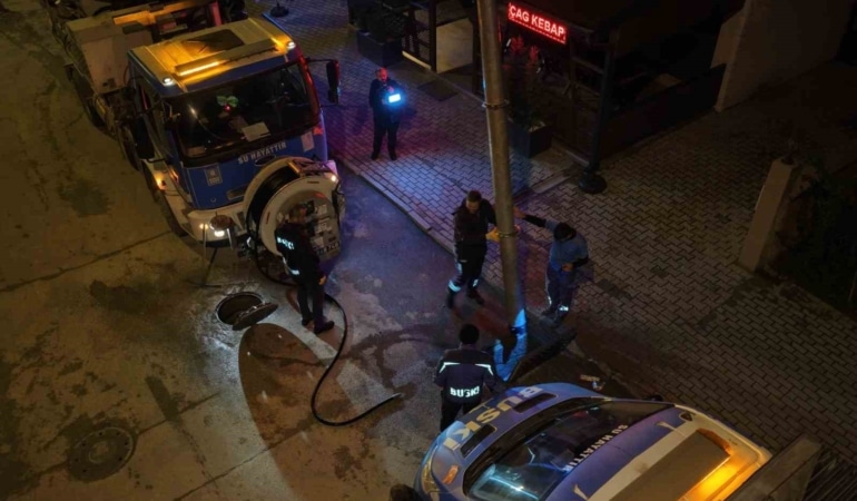 BURSA BÜYÜKŞEHİR BELEDİYESİ, ŞEHİR GENELİNDE BEKLENEN KUVVETLİ YAĞIŞ VE FIRTINAYA KARŞI TÜM BİRİMLERİYLE TEYAKKUZA GEÇTİ. EKİPLER, OLASI SEL, SU BASKINI VE TAŞKINLARA KARŞI 1.126 PERSONEL VE 439 ARAÇLA SAHADA HAZIR BULUNURKEN, BÜYÜKŞEHİR BELEDİYE BAŞKAN VEKİLİ ŞAHİN BİBA, AKOM'DA GELİŞMELERİ YAKINDAN TAKİP ETTİ. GÖKÇİN ÖDÜL/BURSA-İHA