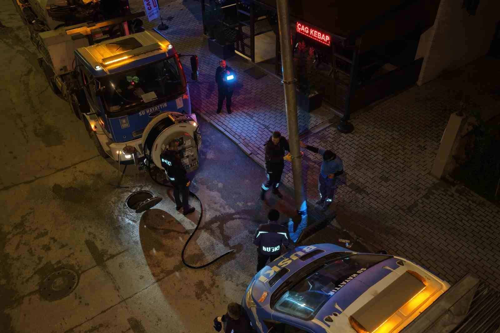 BURSA BÜYÜKŞEHİR BELEDİYESİ, ŞEHİR GENELİNDE BEKLENEN KUVVETLİ YAĞIŞ VE FIRTINAYA KARŞI TÜM BİRİMLERİYLE TEYAKKUZA GEÇTİ. EKİPLER, OLASI SEL, SU BASKINI VE TAŞKINLARA KARŞI 1.126 PERSONEL VE 439 ARAÇLA SAHADA HAZIR BULUNURKEN, BÜYÜKŞEHİR BELEDİYE BAŞKAN VEKİLİ ŞAHİN BİBA, AKOM'DA GELİŞMELERİ YAKINDAN TAKİP ETTİ. GÖKÇİN ÖDÜL/BURSA-İHA