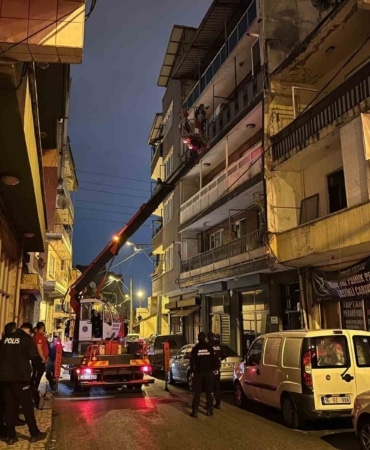 BURSA'DA SAATLER SÜREN REHİNE KRİZİ : ANNESİNİ REHİN ALDI, ÖZEL HAREKÂT OPERASYONUYLA EVDEN ÇIKARILDI