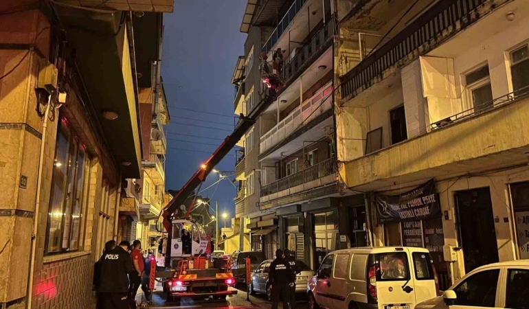BURSA'DA SAATLER SÜREN REHİNE KRİZİ : ANNESİNİ REHİN ALDI, ÖZEL HAREKÂT OPERASYONUYLA EVDEN ÇIKARILDI