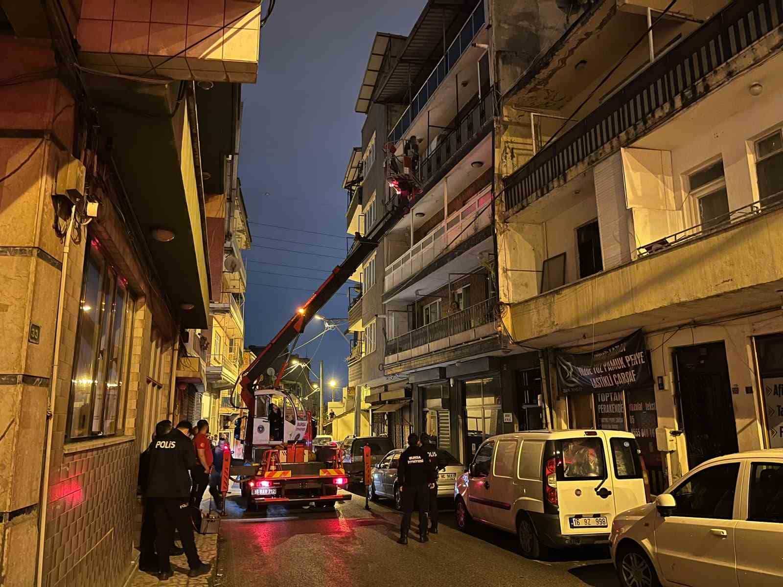 BURSA'DA SAATLER SÜREN REHİNE KRİZİ : ANNESİNİ REHİN ALDI, ÖZEL HAREKÂT OPERASYONUYLA EVDEN ÇIKARILDI