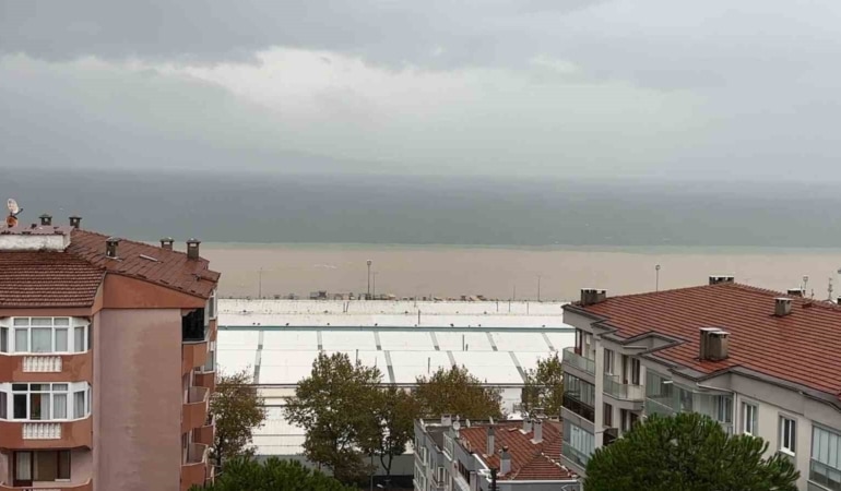 BURSA GENELİNDE GECE SAATLERİNDEN BERİ ETKİLİ OLAN YAĞIŞLARIN ARDINDAN SEL SULARIYLA TAŞINAN ÇAMUR DENİZE KARIŞTI. DENİZİN RENGİNİN DEĞİŞTİĞİ ANLAR DİKKAT ÇEKTİ.