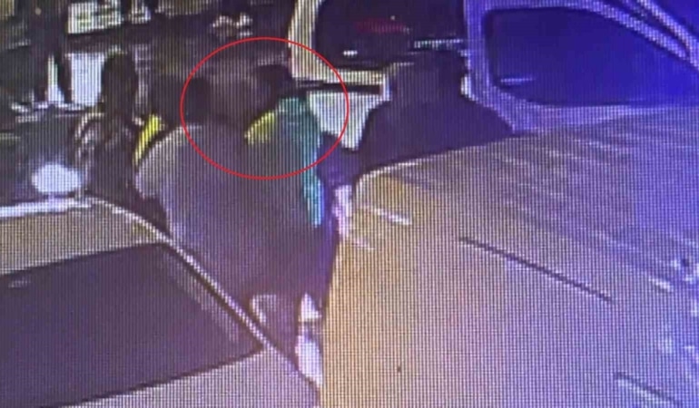 O ANLAR ANBEAN GÜVENLİK KAMERASINA YANSIDI.