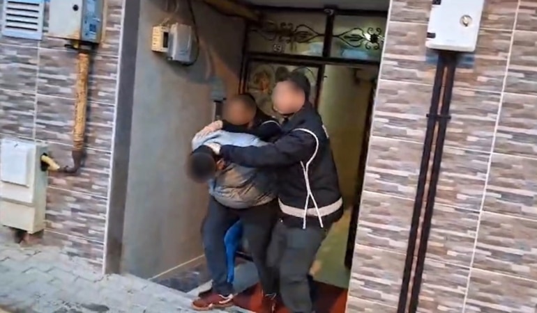 BURSA'DA SUÇ ÖRGÜTLERİNİ ÖVEN, SOSYAL MEDYA ÜZERİNDEN BU YAPILARA KATILIM ÇAĞRISI YAPAN VE SİLAHLI EYLEMLERDE KULLANILMAK ÜZERE ELEMAN TEMİN ETTİĞİ DEĞERLENDİRİLEN ŞÜPHELİLERE YÖNELİK DÜZENLENEN OPERASYONDA 25 KİŞİ GÖZALTINA ALINDI