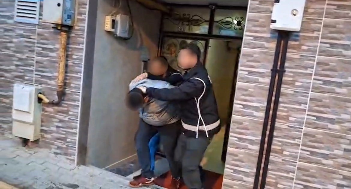 BURSA'DA SUÇ ÖRGÜTLERİNİ ÖVEN, SOSYAL MEDYA ÜZERİNDEN BU YAPILARA KATILIM ÇAĞRISI YAPAN VE SİLAHLI EYLEMLERDE KULLANILMAK ÜZERE ELEMAN TEMİN ETTİĞİ DEĞERLENDİRİLEN ŞÜPHELİLERE YÖNELİK DÜZENLENEN OPERASYONDA 25 KİŞİ GÖZALTINA ALINDI