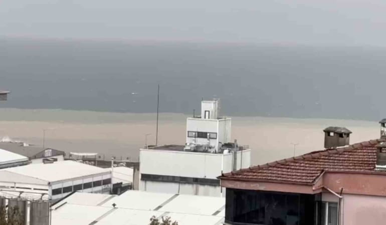 BURSA GENELİNDE GECE SAATLERİNDEN İTİBAREN ETKİLİ OLAN SAĞANAK YAĞIŞ VE FIRTINA NEDENİYLE MUDANYA İLÇESİNDE ADETA DENİZLE KARAYA BİRLEŞTİ.