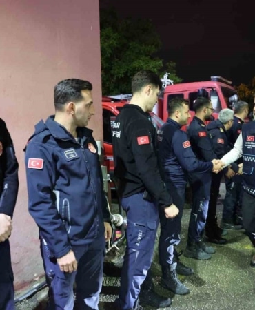 BURSA BÜYÜKŞEHİR BELEDİYESİ, ŞEHİR GENELİNDE BEKLENEN KUVVETLİ YAĞIŞ VE FIRTINAYA KARŞI TÜM BİRİMLERİYLE TEYAKKUZA GEÇTİ. EKİPLER, OLASI SEL, SU BASKINI VE TAŞKINLARA KARŞI 1.126 PERSONEL VE 439 ARAÇLA SAHADA HAZIR BULUNURKEN, BÜYÜKŞEHİR BELEDİYE BAŞKAN VEKİLİ ŞAHİN BİBA, AKOM’DA GELİŞMELERİ YAKINDAN TAKİP ETTİ. BİBA, BUSKİ VE İTFAİYE PERSONELİYLE GÖREV YERLERİNDE BİR ARAYA GELEREK HAZIRLIKLAR HAKKINDA BİLGİ ALDI.