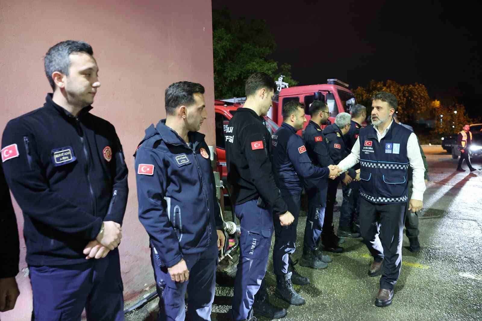 BURSA BÜYÜKŞEHİR BELEDİYESİ, ŞEHİR GENELİNDE BEKLENEN KUVVETLİ YAĞIŞ VE FIRTINAYA KARŞI TÜM BİRİMLERİYLE TEYAKKUZA GEÇTİ. EKİPLER, OLASI SEL, SU BASKINI VE TAŞKINLARA KARŞI 1.126 PERSONEL VE 439 ARAÇLA SAHADA HAZIR BULUNURKEN, BÜYÜKŞEHİR BELEDİYE BAŞKAN VEKİLİ ŞAHİN BİBA, AKOM’DA GELİŞMELERİ YAKINDAN TAKİP ETTİ. BİBA, BUSKİ VE İTFAİYE PERSONELİYLE GÖREV YERLERİNDE BİR ARAYA GELEREK HAZIRLIKLAR HAKKINDA BİLGİ ALDI.