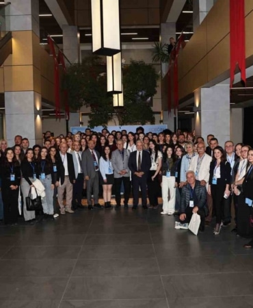 NİLÜFER BELEDİYESİ ÖNCÜLÜĞÜNDE, NOSAB AKADEMİ, BUMİAD, NİLÜFER KENT KONSEYİ VE BİR BULUT OLSAM DERNEĞİ PAYDAŞLIĞINDA HAYATA GEÇİRİLEN "GELECEĞİN LİDERLERİ" PROGRAMI BAŞLADI. 400’Ü AŞKIN BAŞVURU ARASINDAN SEÇİLEN 90 ÜNİVERSİTELİ GENÇ, 8 AY BOYUNCA KAMU, SANAYİ VE SİVİL TOPLUM KURULUŞLARINDAN 60 MENTÖRLE BİRLİKTE ÇALIŞACAK.
