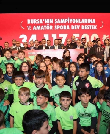 BURSA BÜYÜKŞEHİR BELEDİYESİ TARAFINDAN DÜZENLENEN ‘AMATÖR SPOR KULÜPLERİNE DESTEK VE BAŞARILI SPORCULARI ÖDÜLLENDİRME TÖRENİ’NDE KONUŞAN BÜYÜKŞEHİR BELEDİYE BAŞKAN VEKİLİ ŞAHİN BİBA, BURSA SPORUNA TOPLAM 34 MİLYON 117 BİN 500 TL’LİK REKOR KAYNAK AYIRDIKLARINI BELİRTEREK GENÇLERİN ELDE ETTİĞİ HER BAŞARININ KENDİLERİ İÇİN GURUR KAYNAĞI OLDUĞUNU SÖYLEDİ.