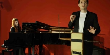 PETER THEREMİN, SERGİLEDİĞİ PERFORMANSLA İZLEYENLERİ ETKİLEDİ.
