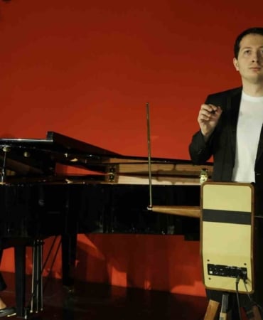 PETER THEREMİN, SERGİLEDİĞİ PERFORMANSLA İZLEYENLERİ ETKİLEDİ.