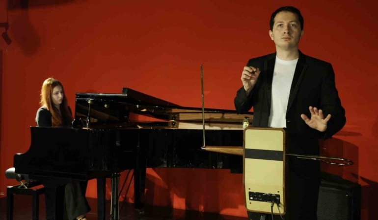 PETER THEREMİN, SERGİLEDİĞİ PERFORMANSLA İZLEYENLERİ ETKİLEDİ.